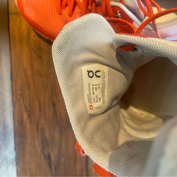 On Cloudsurfer 6 running shoes size 10.5 - Picture 5 of 5